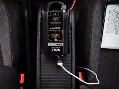 Przetwornica napięcia 12V / 230V 300/600W LED Przetwornica napięcia 12V / 230V 300/600W LED