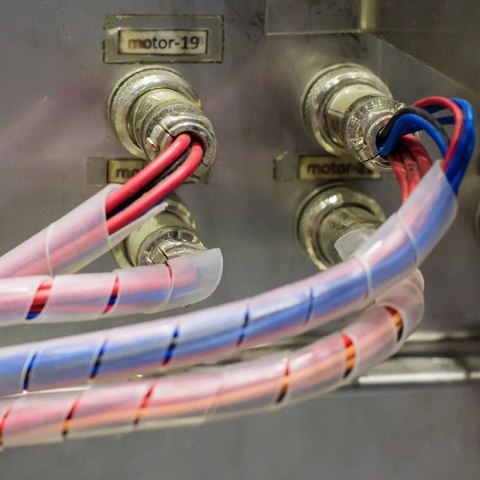 Qoltec Organizer do kabli 10mm | 10m | Biały/ transparentny Qoltec Organizer do kabli 10mm | 10m | Biały/ transparentny