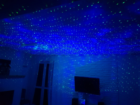 PROJEKTOR LED RGB BLUETOOTH Z WBUDOWANYM GŁOŚNIKIEM I SENSOREM DŹWIĘKU STEROWANY PILOTEM