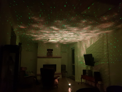 PROJEKTOR LED RGB BLUETOOTH Z WBUDOWANYM GŁOŚNIKIEM I SENSOREM DŹWIĘKU STEROWANY PILOTEM