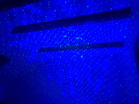 PROJEKTOR LED RGB BLUETOOTH Z WBUDOWANYM GŁOŚNIKIEM I SENSOREM DŹWIĘKU STEROWANY PILOTEM