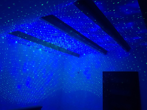 PROJEKTOR LED RGB BLUETOOTH Z WBUDOWANYM GŁOŚNIKIEM I SENSOREM DŹWIĘKU STEROWANY PILOTEM