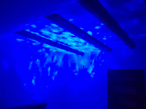 PROJEKTOR LED RGB BLUETOOTH Z WBUDOWANYM GŁOŚNIKIEM I SENSOREM DŹWIĘKU STEROWANY PILOTEM