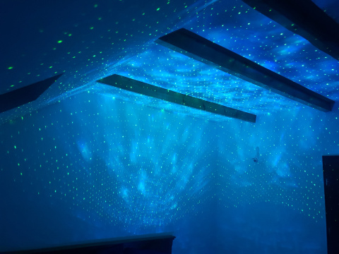 PROJEKTOR LED RGB BLUETOOTH Z WBUDOWANYM GŁOŚNIKIEM I SENSOREM DŹWIĘKU STEROWANY PILOTEM