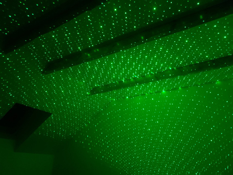 PROJEKTOR LED RGB BLUETOOTH Z WBUDOWANYM GŁOŚNIKIEM I SENSOREM DŹWIĘKU STEROWANY PILOTEM