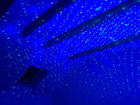 PROJEKTOR LED RGB BLUETOOTH Z WBUDOWANYM GŁOŚNIKIEM I SENSOREM DŹWIĘKU STEROWANY PILOTEM