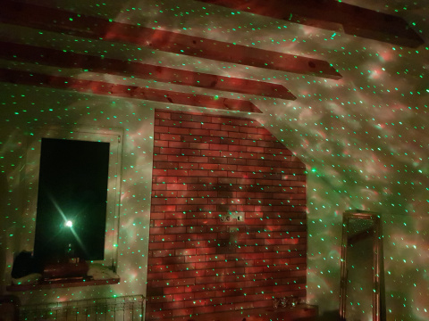 PROJEKTOR LED RGB BLUETOOTH Z WBUDOWANYM GŁOŚNIKIEM I SENSOREM DŹWIĘKU STEROWANY PILOTEM