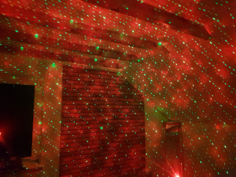 PROJEKTOR LED RGB BLUETOOTH Z WBUDOWANYM GŁOŚNIKIEM I SENSOREM DŹWIĘKU STEROWANY PILOTEM