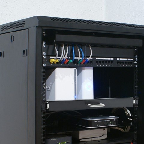 Qoltec Solidna stalowa Półka z uchwytem do szafy RACK | 600*600 | Wysuwana | Czarna